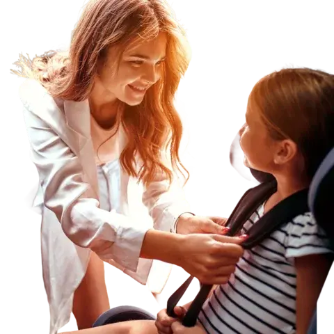 Imagem de uma mãe, cliente Pattini Seguros, colocando o cinto de segurança na sua filha. Seguro Auto Allianz