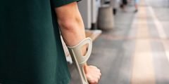 Pessoa com muletas caminhando, simbolizando a cobertura por invalidez do seguro de vida após acidentes.