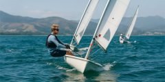 Velejadores participando de uma regata em mar aberto com veleiros inclinados durante a competição, representando o uso da embarcação em atividades esportivas cobertas pelo seguro náutico.