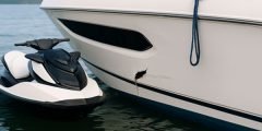 Colisão leve entre jet ski e lancha em ambiente controlado, representando danos causados a terceiros durante a navegação cobertos pela responsabilidade civil do seguro náutico.