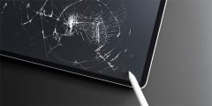 Tela de tablet com vidro estilhaçado após queda, representando a cobertura seguro notebook e tablet para danos causados por acidentes.