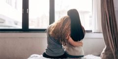 Duas pessoas abraçadas, representando o amparo oferecido pelo seguro de vida em situações de falecimento.
