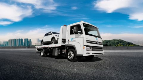 guincho da seguradora Porto Seguro transportando um carro representando seguro auto da porto seguro