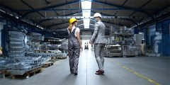 Profissionais em inspeção de galpão industrial, representando a importância de proteger a empresa contra falhas em projetos ou erros de execução que possam causar danos a terceiros.