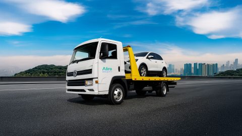 guincho da seguradora Aliro Seguro transportando um carro representando seguro auto da Aliro seguro