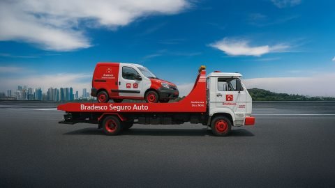 guincho da seguradora Bradesco Seguros transportando um carro de suporte da própria seguradora representando seguro auto da Bradesco Seguros