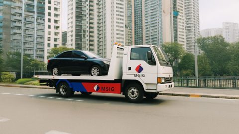 guincho da seguradora Mitsui Seguros transportando um carro representando seguro auto da Mitsui Seguros